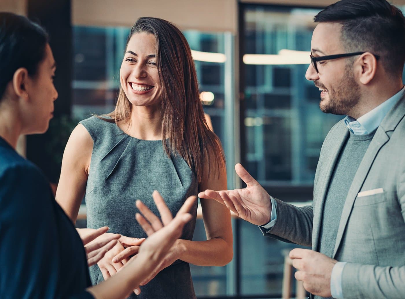 Profesionales conversando en un encuentro de networking